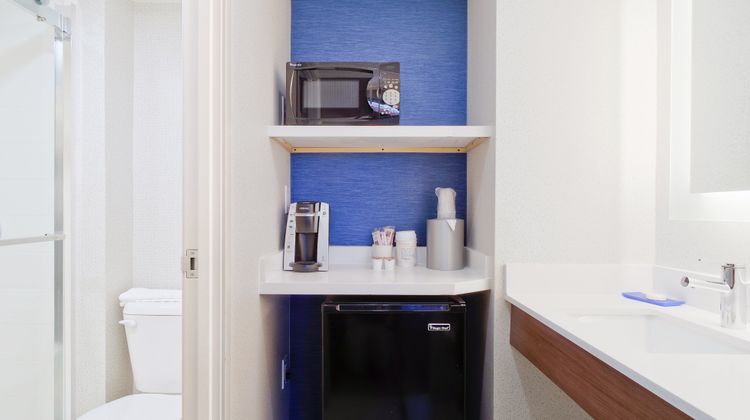 Holiday Inn Express & Stes Phoenix-Tempe Room
