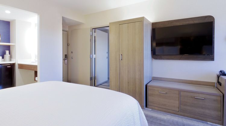 Holiday Inn Express & Stes Phoenix-Tempe Room