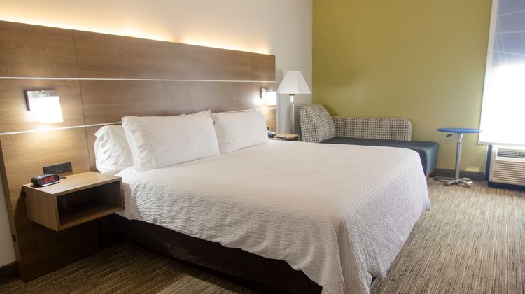 Holiday Inn Express Marshfield Room