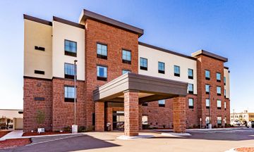 Cobblestone Hotel & Suites