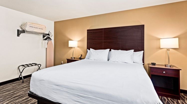 Cobblestone Hotel & Suites Suite