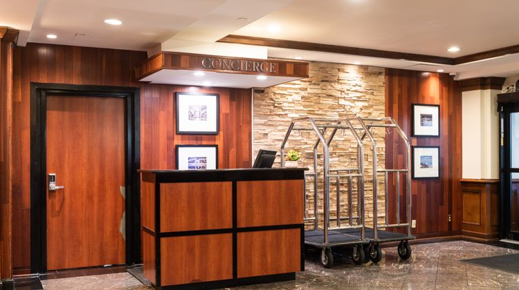 Crowne Plaza Newark Airport Lobby