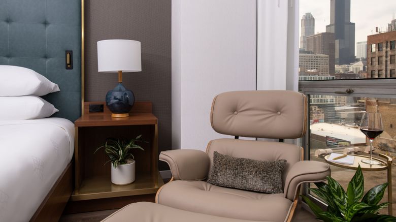 <b>Le Meridien Essex Chicago Room</b>. Images powered by <a href="https://www.leonardoworldwide.com/" title="Leonardo Worldwide" target="_blank">Leonardo</a>.