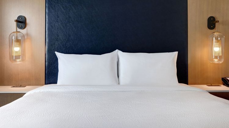 Fairfield Inn & Suites Downtown Room