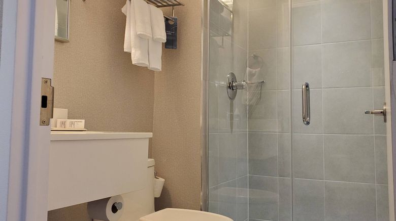<b>Fairfield Inn & Suites New York Brooklyn Room</b>. Images powered by <a href="https://www.leonardoworldwide.com/" title="Leonardo Worldwide" target="_blank">Leonardo</a>.