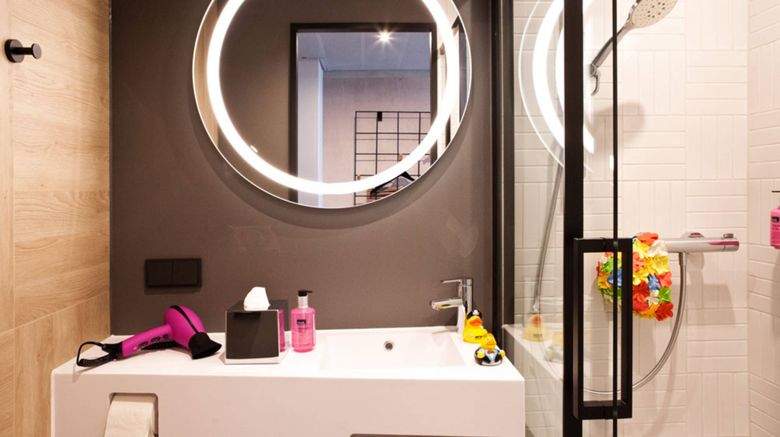 <b>MOXY Rust Room</b>. Images powered by <a href="https://www.leonardoworldwide.com/" title="Leonardo Worldwide" target="_blank">Leonardo</a>.