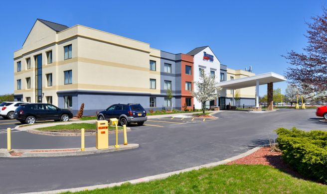 Fairfield Inn Rochester Airport Exterior