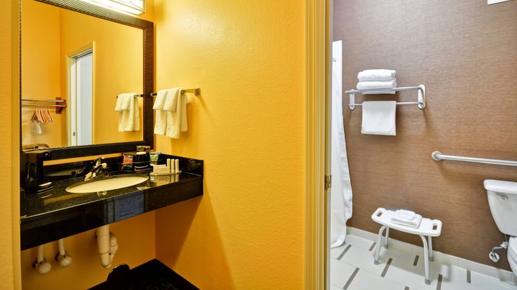 Fairfield Inn by Marriott Market Center Room