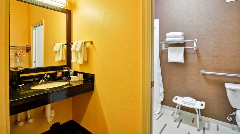 <b>Fairfield Inn by Marriott Market Center Room</b>. Images powered by <a href="https://www.leonardoworldwide.com/" title="Leonardo Worldwide" target="_blank">Leonardo</a>.