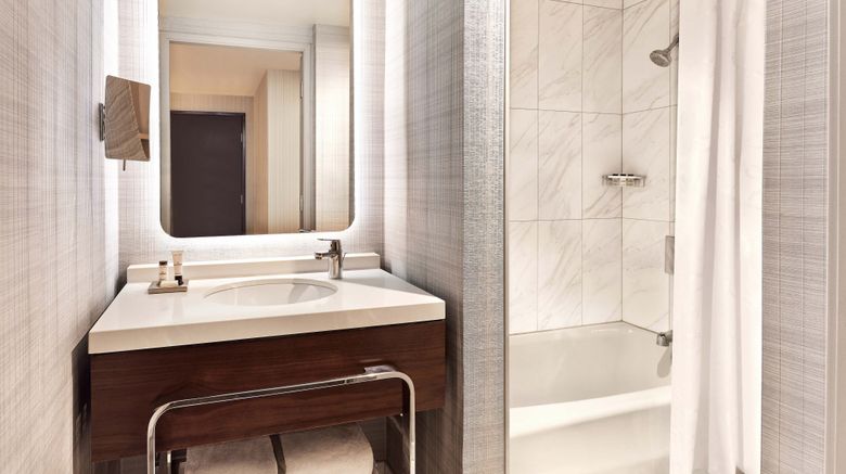 <b>Sheraton Grand Los Angeles Room</b>. Images powered by <a href="https://www.leonardoworldwide.com/" title="Leonardo Worldwide" target="_blank">Leonardo</a>.
