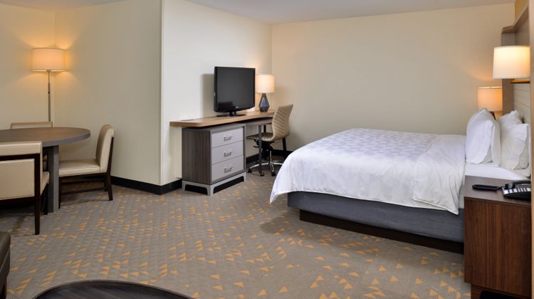 Holiday Inn Hotel & Suites Conv Center Suite