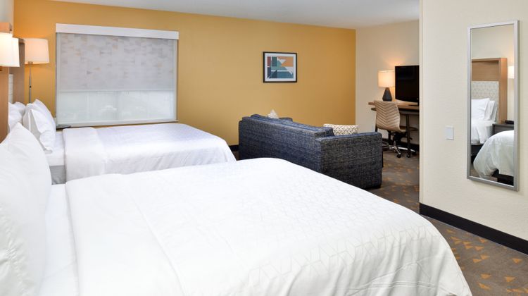 Holiday Inn Hotel & Suites Conv Center Suite