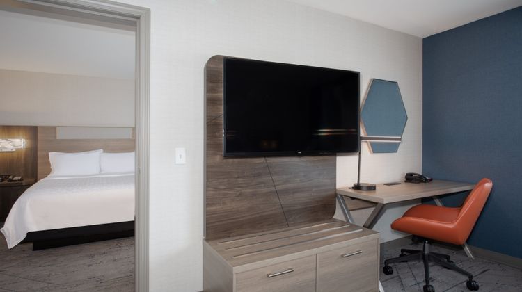 Holiday Inn Express & Suites Suite