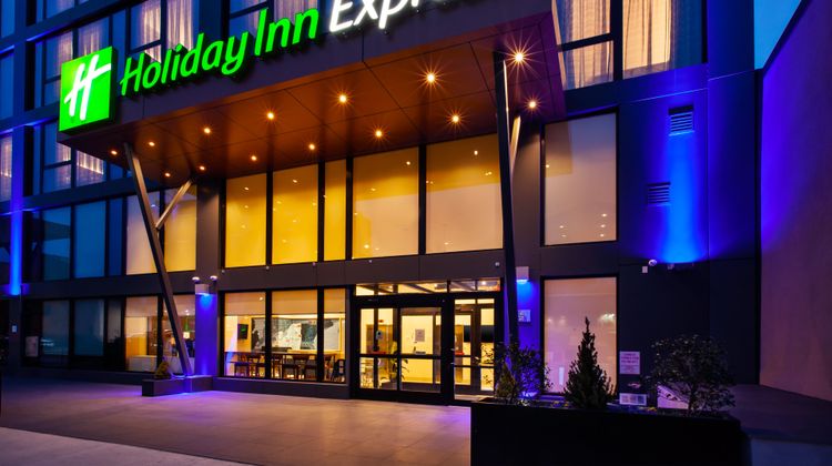 Holiday Inn Express Brooklyn-Sunset Park Exterior
