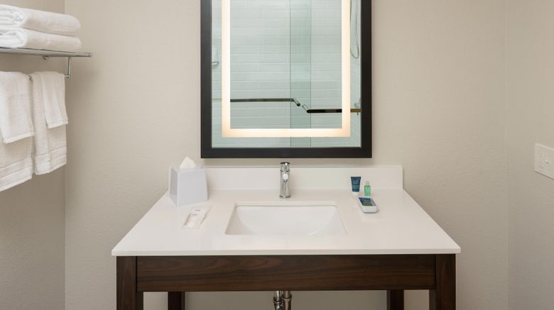 <b>Four Points Sheraton Chicago Schaumburg Room</b>. Images powered by <a href="https://www.leonardoworldwide.com/" title="Leonardo Worldwide" target="_blank">Leonardo</a>.