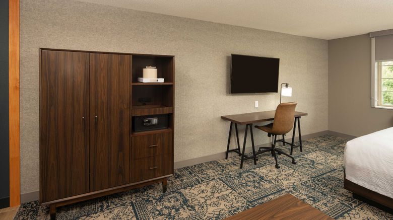 <b>Four Points Sheraton Chicago Schaumburg Room</b>. Images powered by <a href="https://www.leonardoworldwide.com/" title="Leonardo Worldwide" target="_blank">Leonardo</a>.