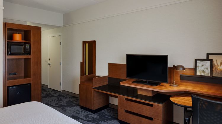 Fairfield Inn & Suites Columbus Airport Room
