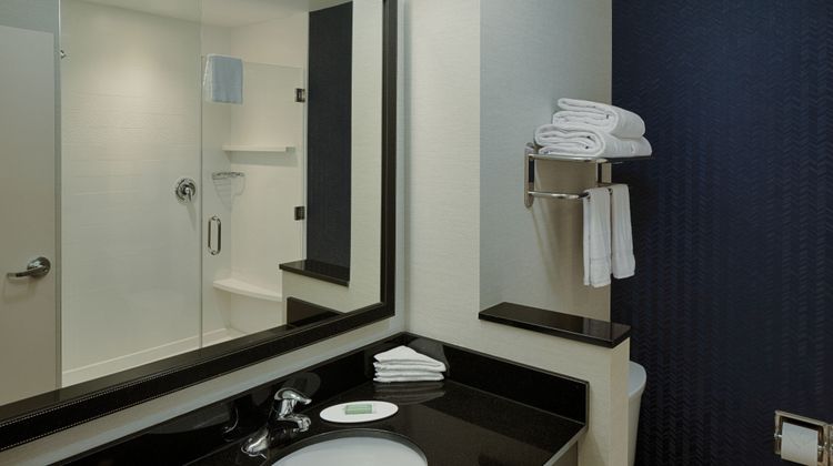 Fairfield Inn & Suites Columbus Airport Room