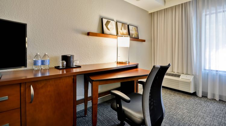 Courtyard by Marriott Dallas Market Ctr Suite