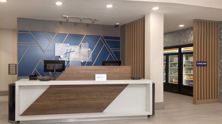 Holiday Inn Express Hotel & Suites South Lobby