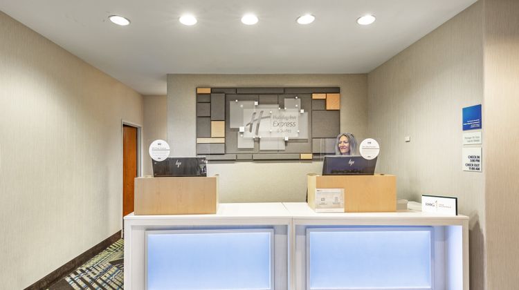 Holiday Inn Express & Suites Lafayette-S Lobby