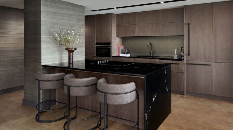 <b>The Ritz-Carlton, Chicago Suite</b>. Images powered by <a href="https://www.leonardoworldwide.com/" title="Leonardo Worldwide" target="_blank">Leonardo</a>.