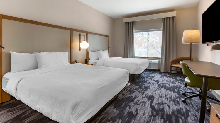 Fairfield Inn & Suites Sandusky Room