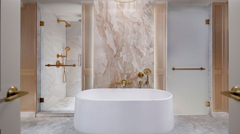<b>The Ritz-Carlton, Naples Room</b>. Images powered by <a href="https://www.leonardoworldwide.com/" title="Leonardo Worldwide" target="_blank">Leonardo</a>.