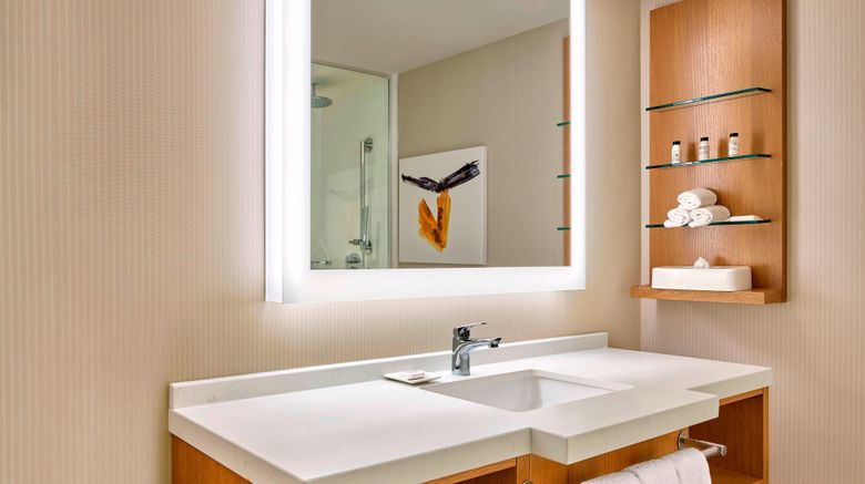 <b>Delta Hotels Calgary Downtown Room</b>. Images powered by <a href="https://www.leonardoworldwide.com/" title="Leonardo Worldwide" target="_blank">Leonardo</a>.