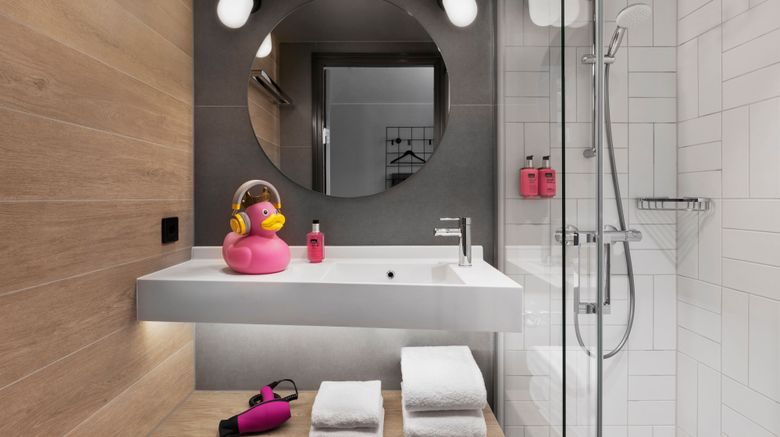 <b>Moxy Bergen Room</b>. Images powered by <a href="https://www.leonardoworldwide.com/" title="Leonardo Worldwide" target="_blank">Leonardo</a>.