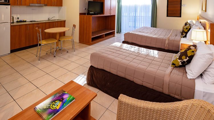 Cairns Queenscourt Room