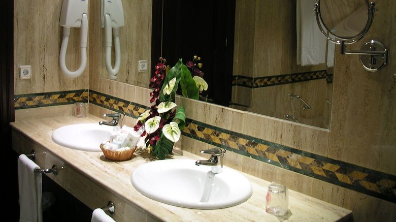 <b>Santiago Room</b>. Images powered by <a href="https://www.leonardoworldwide.com/" title="Leonardo Worldwide" target="_blank">Leonardo</a>.