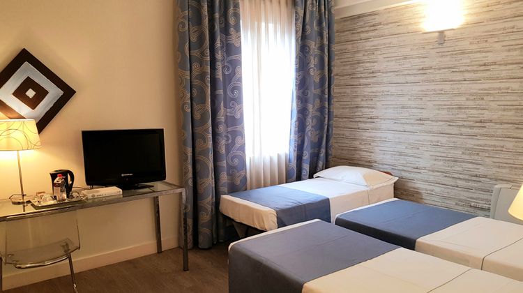 Lancaster Hotel Room
