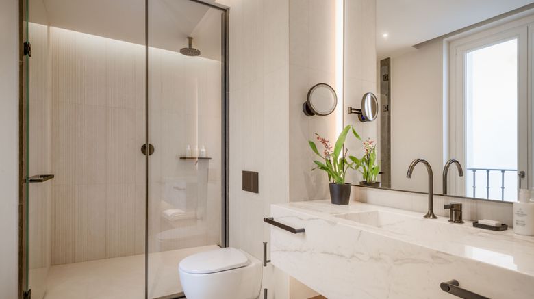 <b>JW Marriott Hotel Madrid Room</b>. Images powered by <a href="https://www.leonardoworldwide.com/" title="Leonardo Worldwide" target="_blank">Leonardo</a>.