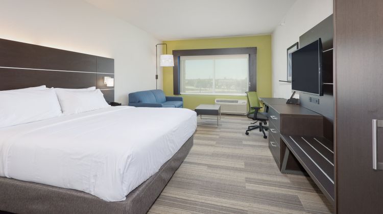 Holiday Inn Express & Suites Firestone Suite