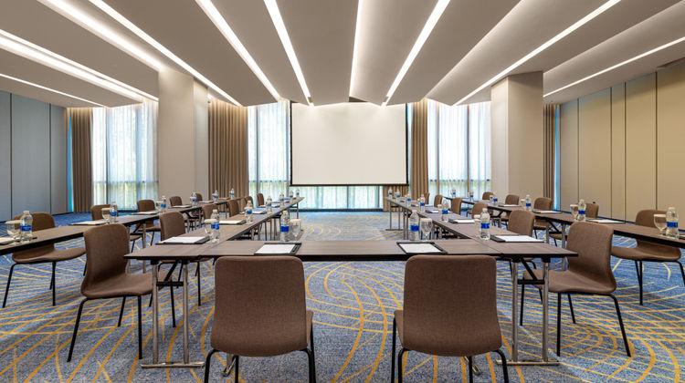HUALUXE Changfeng Park Meeting