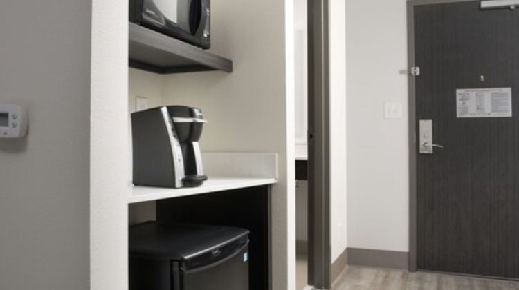 Holiday Inn Express/Stes North Brunswick Room