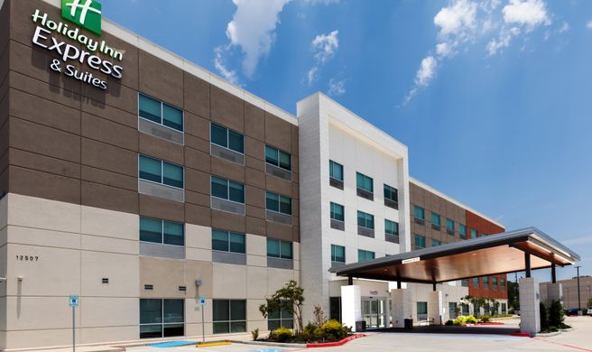 Holiday Inn Express & Suites Stafford NW Exterior