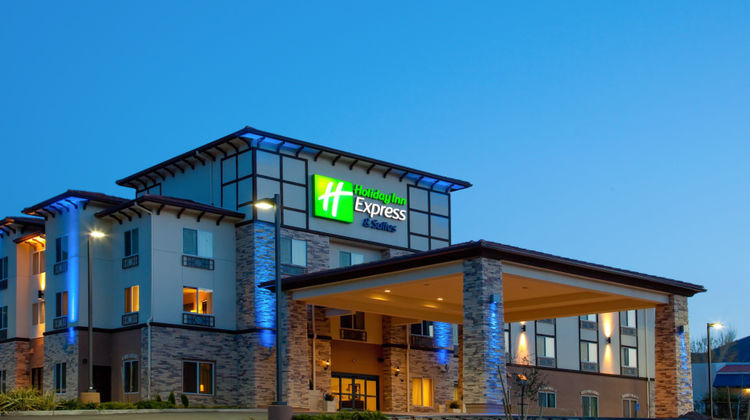 Holiday Inn Express Hotel & Suites Exterior