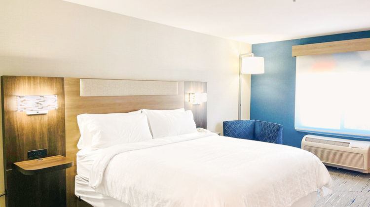 Holiday Inn Express Hotel & Suites Room