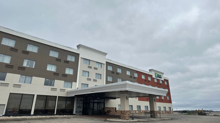 Holiday Inn Big Rapids Exterior