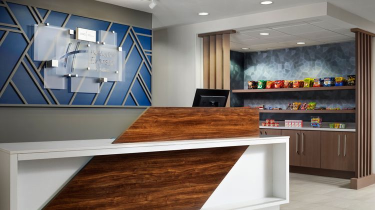 Holiday Inn Express Hotel & Suites Peru Lobby