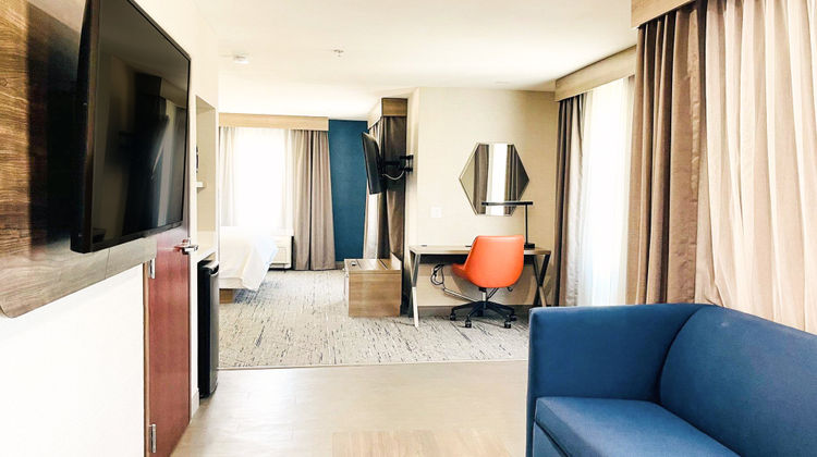 Holiday Inn Express Hotel & Suites Suite