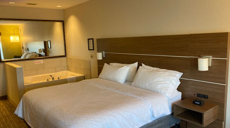 Holiday Inn Express Hotel & Suites Suite