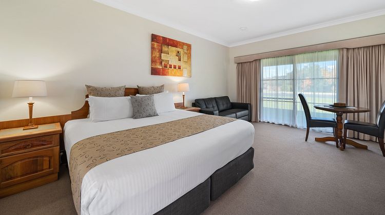 Heritage Motor Inn Room