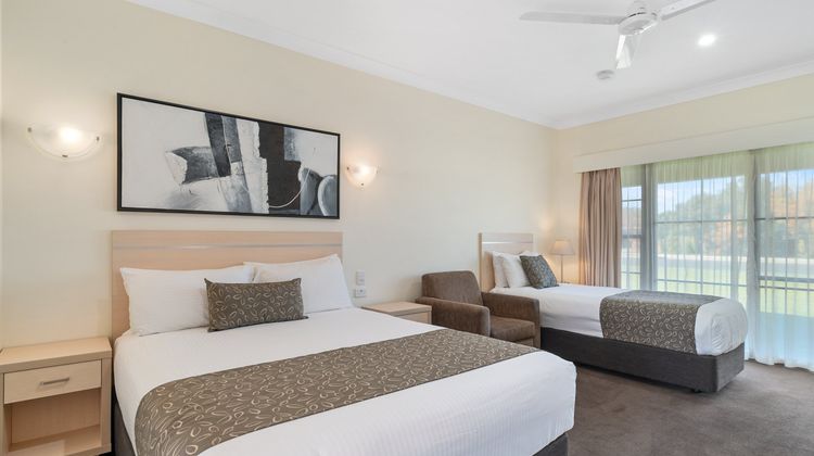 Heritage Motor Inn Room