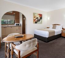 Heritage Motor Inn Room