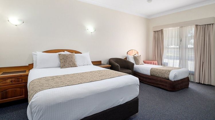 Heritage Motor Inn Room