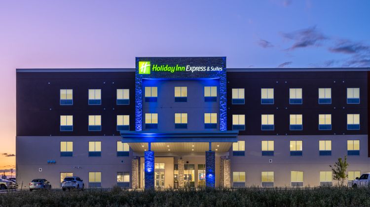 Holiday Inn Express & Suites Watertown Exterior