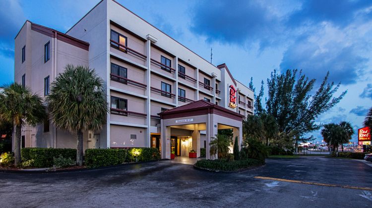 Red Roof PLUS+ Miami Airport Exterior